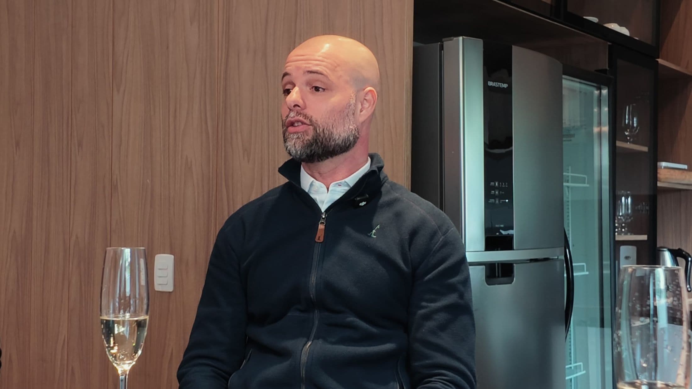 Paulo Tasca Bortolini, CEO da Eurostock, durante a conversa no balcão do estúdio